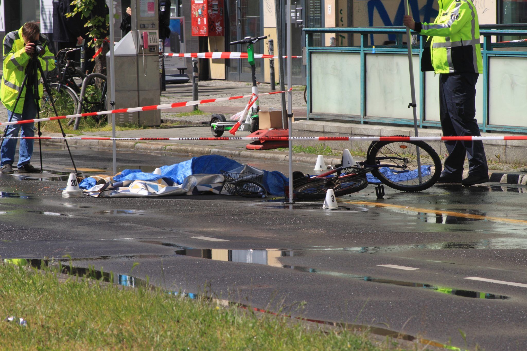 Radfahrerin Nach Ausweichmanöver Von LKW Erfasst Und Tödlich Verletzt ...