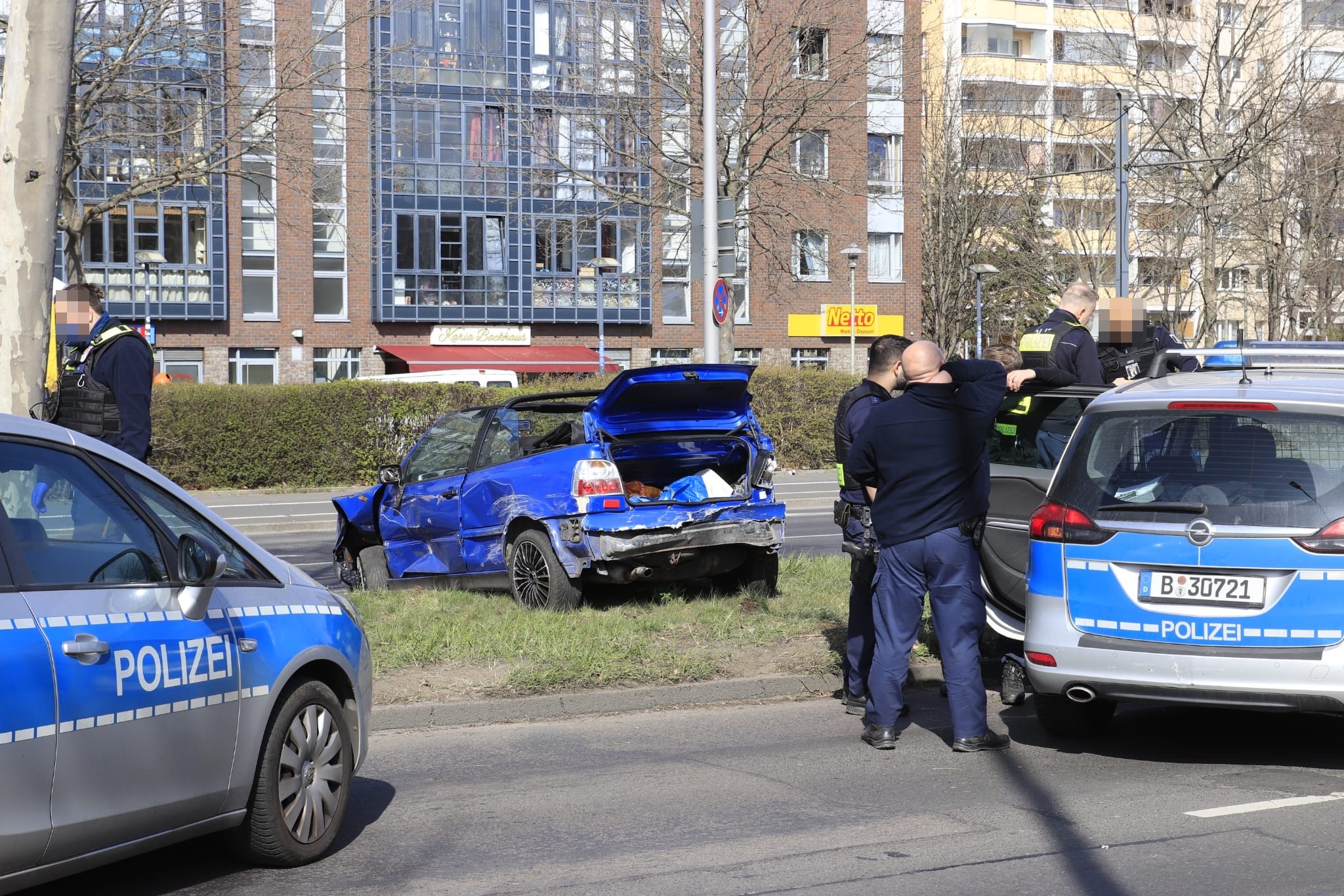 Spektakuläre Verfolgungsjagd Endet Auf Grünstreifen – Mehrere ...