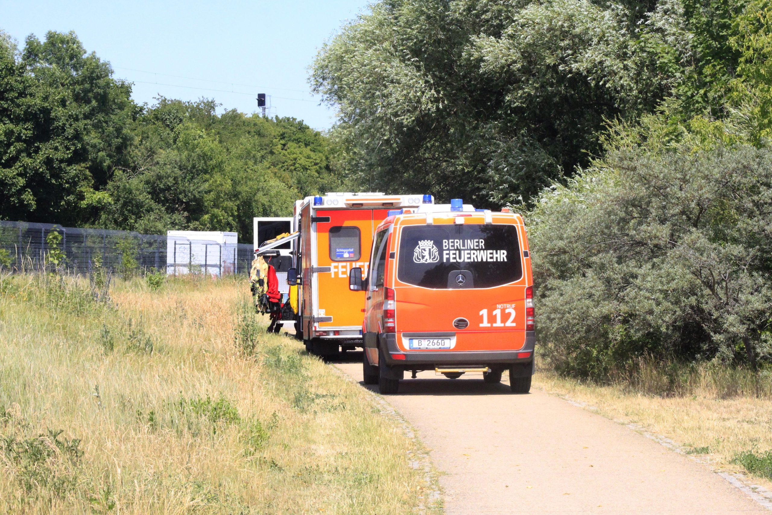 Badeunfall Im Biesdorfer See? Feuerwehr Sucht Nach Schwimmerin ...