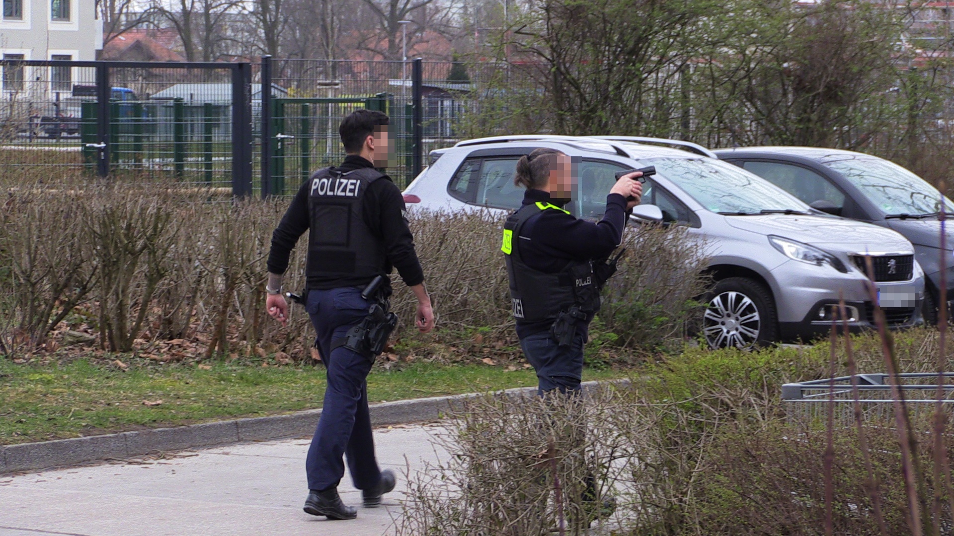 Frau (34) Randaliert Im Treppenhaus Mit Waffe – Großeinsatz Der Polizei ...