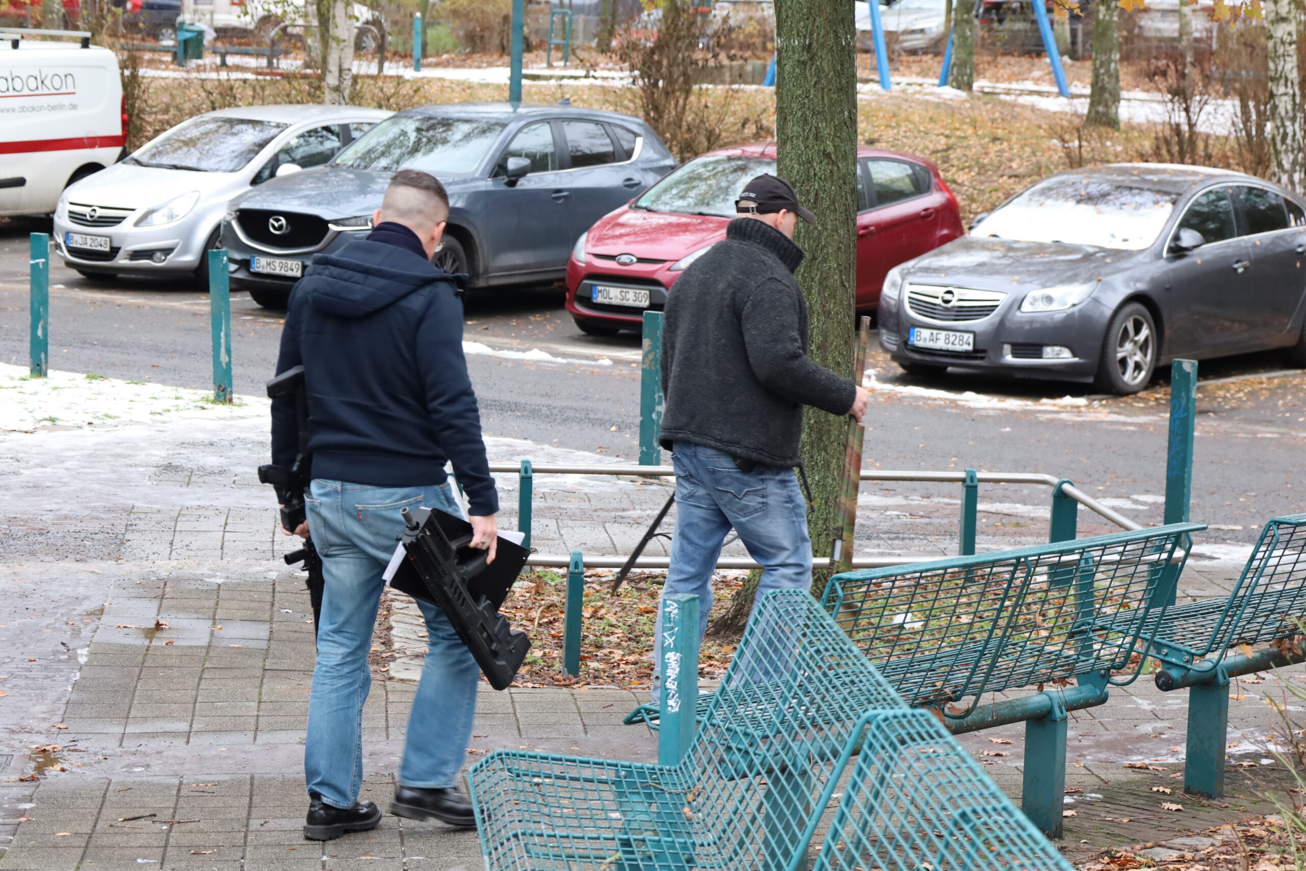 Polizei Durchsucht Wohnung In Berlin-Hellersdorf – Waffen ...